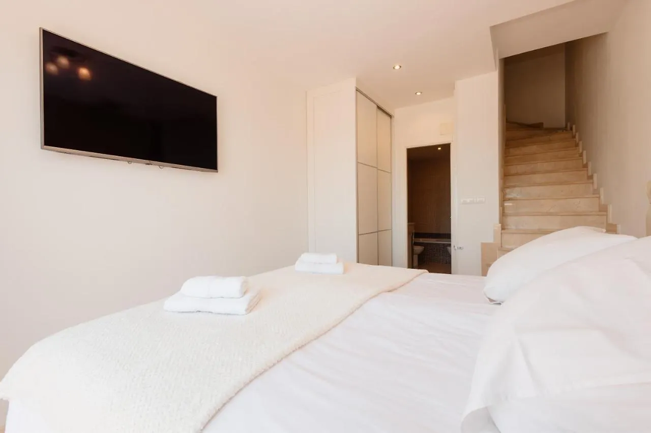 Апартаменты Modern Sea & Lake View Penthouse With Private Jacuzzi - 8 Min To Puente Romano Истан Испания
