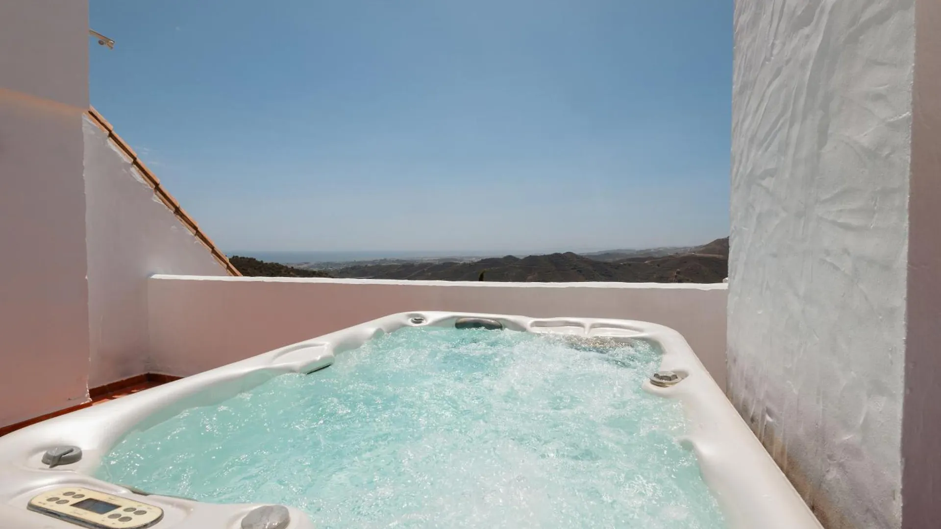 Апартаменты Modern Sea & Lake View Penthouse With Private Jacuzzi - 8 Min To Puente Romano Истан