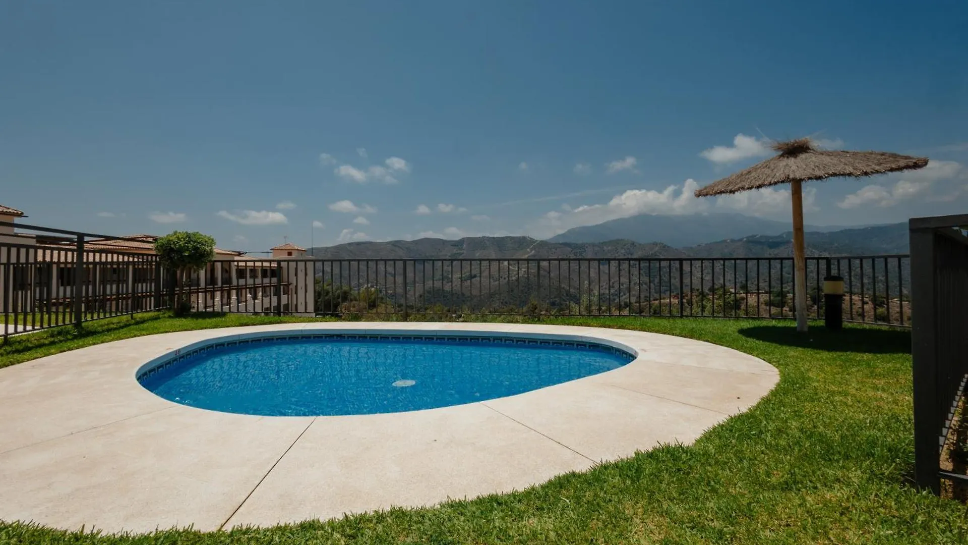 Апартаменты Modern Sea & Lake View Penthouse With Private Jacuzzi - 8 Min To Puente Romano Истан