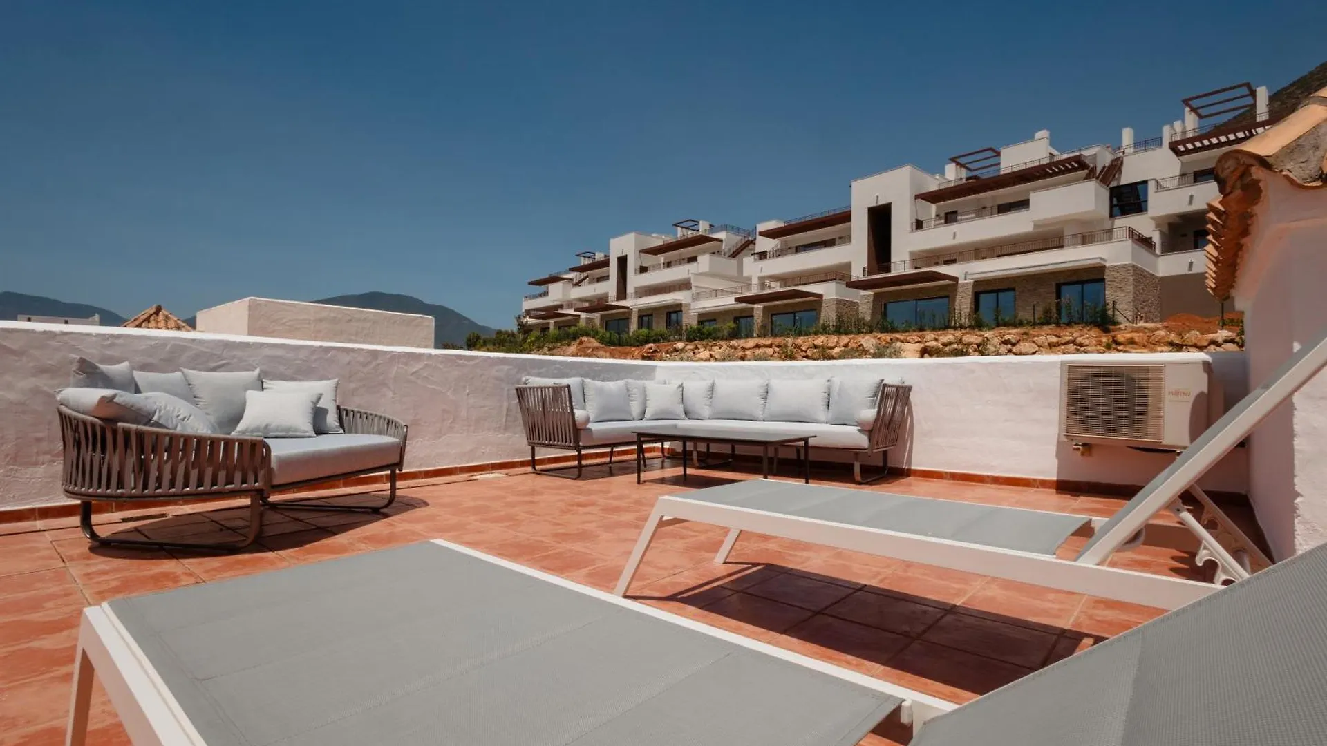 Апартаменты Modern Sea & Lake View Penthouse With Private Jacuzzi - 8 Min To Puente Romano Истан